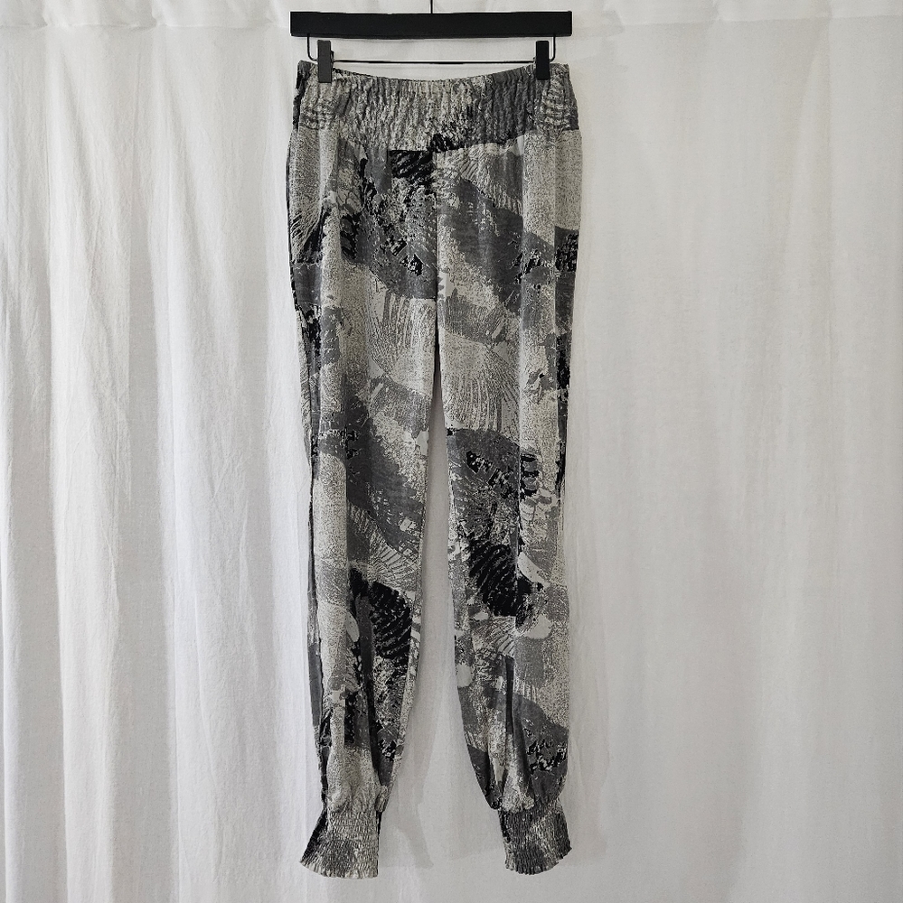 freckle Joggers in Grey & Black Print Women’s Size M